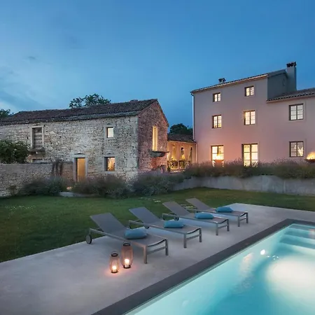 Cozy In With Outdoor Swimming Pool Tinjan
